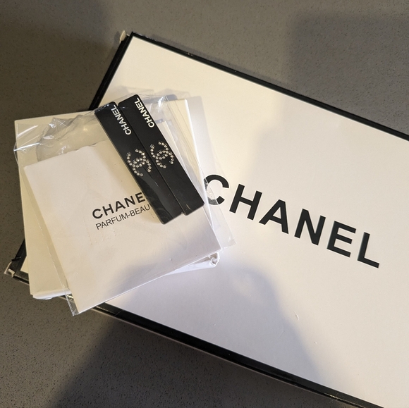 NEW CHANEL BEAUTY GWP RHINESTONE CC BLACK METAL HAIR CLIPS - Picture 1 of 4